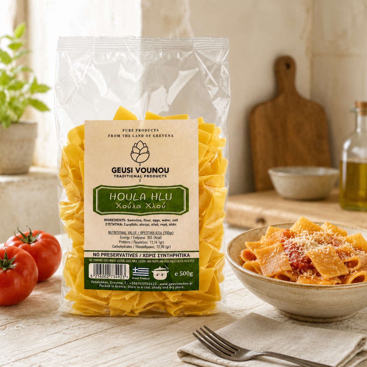 Široké řecké vaječné těstoviny Houla Hlou Geusi Vounou 500 g s rajčatovou omáčkou v rustikální kuchyni